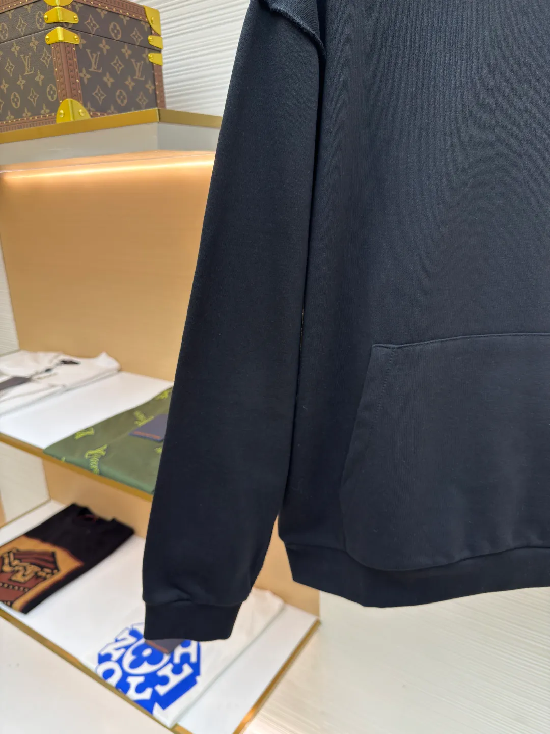 LOUIS VUITTON solid color pullover hoodie long-sleeved sweatshirt ●Authentic product: Purchased and developed by 7899 ●Item number: 1680506-A60 ●Fabric: fleece sweatshirt fabric ●Technology: spliced ​​and recycled ●Version: fitted version ●Weight: about 650g ●Size: S-M-L-XL ●Description: Trendy brand double-strand 360g fleece sweatshirt material. 2*2 trendy brand thread 400g, machine-made hardware, splicing and return, fabric fermentation washing, customized 1:1 hardware, customized 1:1 trademark. The overall wiring is straight and delicate, the fabric is comfortable and soft, and the color is consistent without color difference. It can be matched with the same style to create a fashionable look and control various occasions. Customized accessories, complete with three standards, same style for men and women!